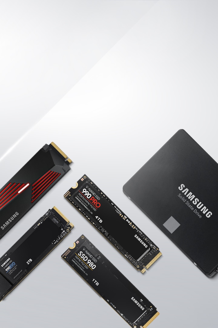 Auf einem silbernen Hintergrund sind eine Samsung SATA SSD und 4 verschiedene NVMe SSDs platziert.