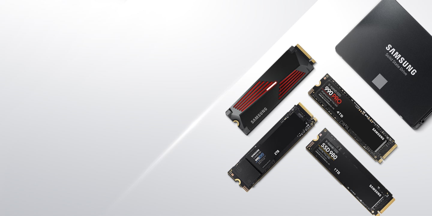 Auf einem silbernen Hintergrund sind eine Samsung SATA SSD und 4 verschiedene NVMe SSDs platziert.
