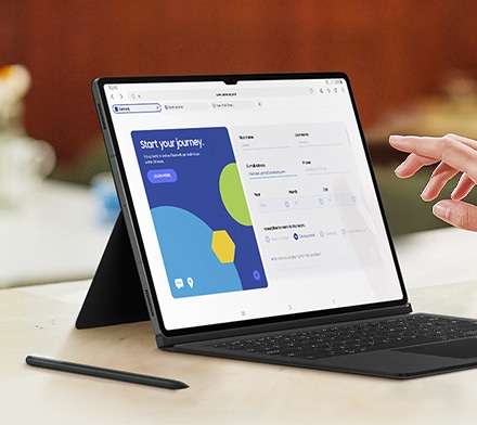 Cận cảnh màn hình Galaxy Tab S9 có Bao da kèm bàn phím. Một bàn tay sắp chạm vào màn hình. S Pen đặt cạnh máy tính bảng.