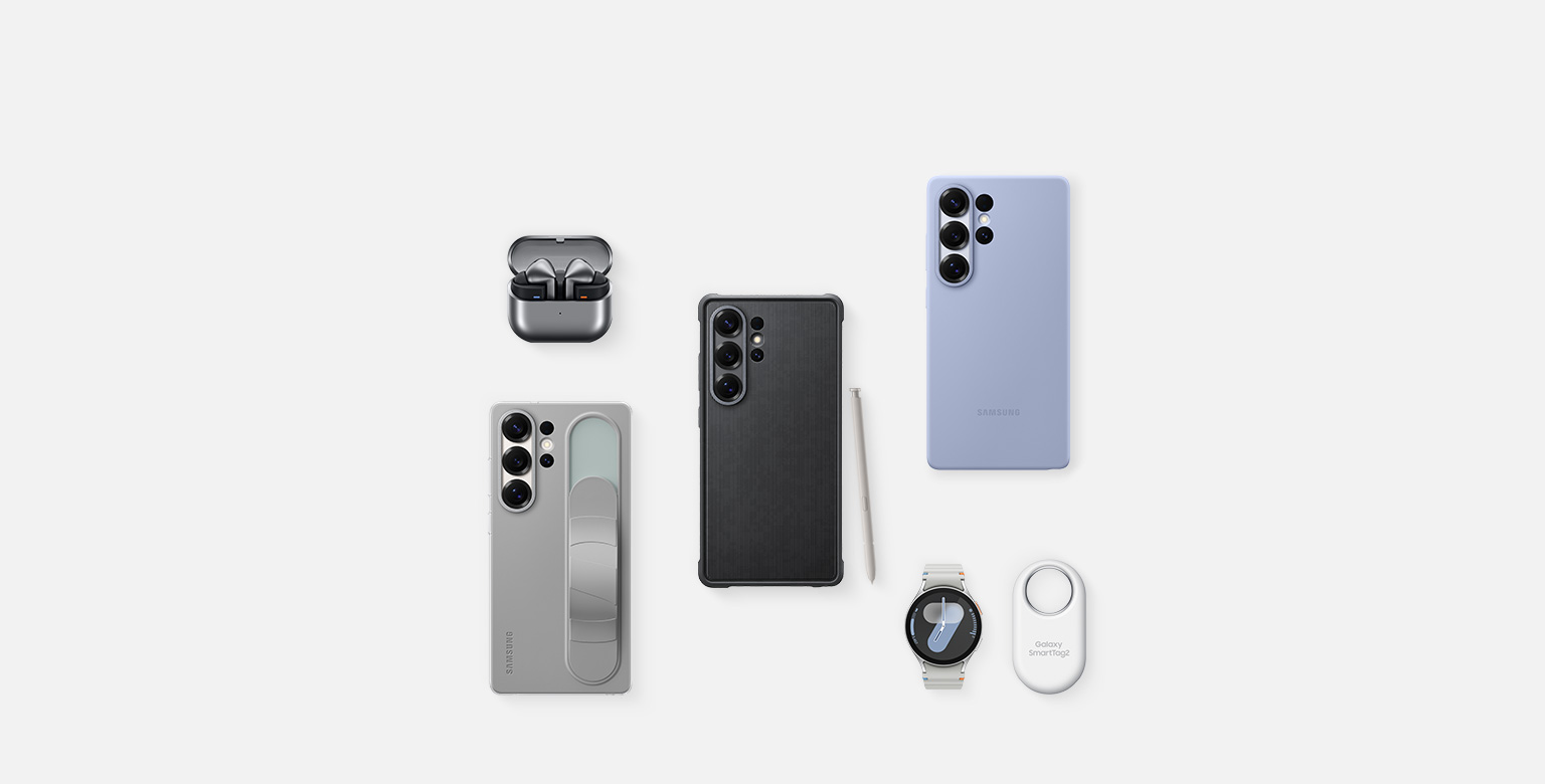 Une série d’accessoires Samsung pour Galaxy S25 Ultra disposés à plat : tout d’abord, Galaxy Buds3 Pro Argent avec les écouteurs, Galaxy S25 Ultra avec Rugged Case installée et S Pen Gris Clair, Galaxy S25 Ultra avec Silicone Case installée en Bleu Clair, Galaxy Watch Ultra Argent titane, Galaxy S25 Ultra avec Standing Grip Case installée en Gris.