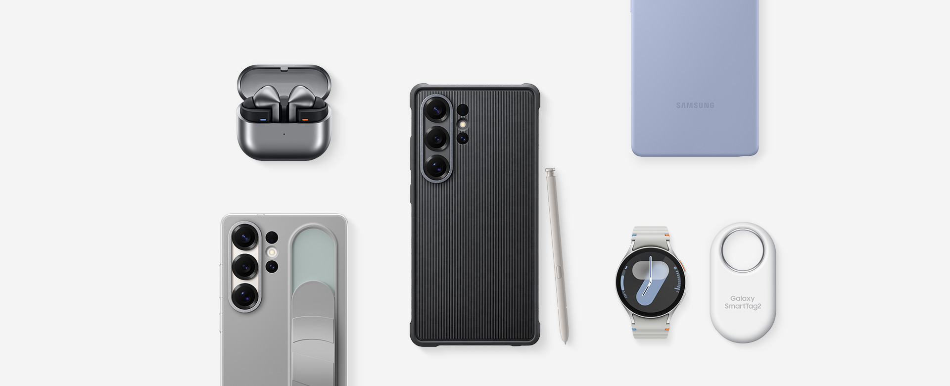Une série d’accessoires Samsung pour Galaxy S25 Ultra disposés à plat : tout d’abord, Galaxy Buds3 Pro Argent avec les écouteurs, Galaxy S25 Ultra avec Rugged Case installée et S Pen Gris Clair, Galaxy S25 Ultra avec Silicone Case installée en Bleu Clair, Galaxy Watch Ultra Argent titane, Galaxy S25 Ultra avec Standing Grip Case installée en Gris.