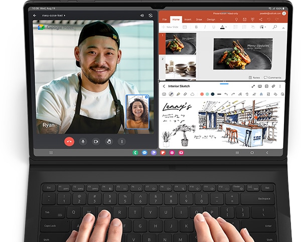 มือสองข้างกำลังพิมพ์บนเคสคีย์บอร์ดของ Tab S9 อยู่ หน้าจอของอุปกรณ์แบ่งออกเป็นสามหน้าต่าง มีภาพวิดีโอคอลของผู้ชายคนหนึ่งใน Google Meet ที่สวมผ้ากันเปื้อนแสดงอยู่ทางด้านซ้าย ทางด้านขวาเป็นสไลด์ของภาพการทำอาหารที่แสดงอยู่ในโปรแกรม Microsoft 365 ตรงด้านบนสุด และภาพร่างของการออกแบบบาร์แสดงอยู่ตรงด้านล่าง