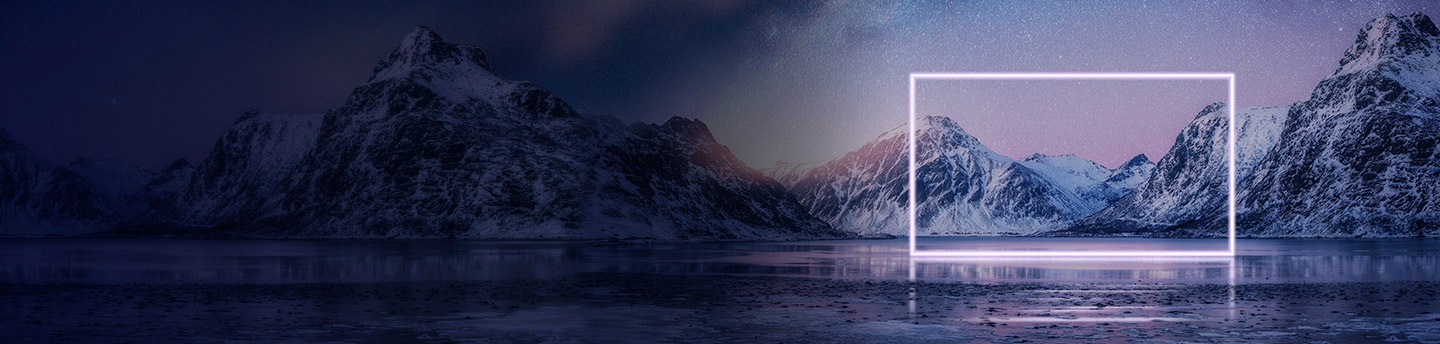 Une silhouette rectangulaire lumineuse comme un écran de télévision est posée sur un lac extérieur avec des montagnes enneigées en arrière-plan.