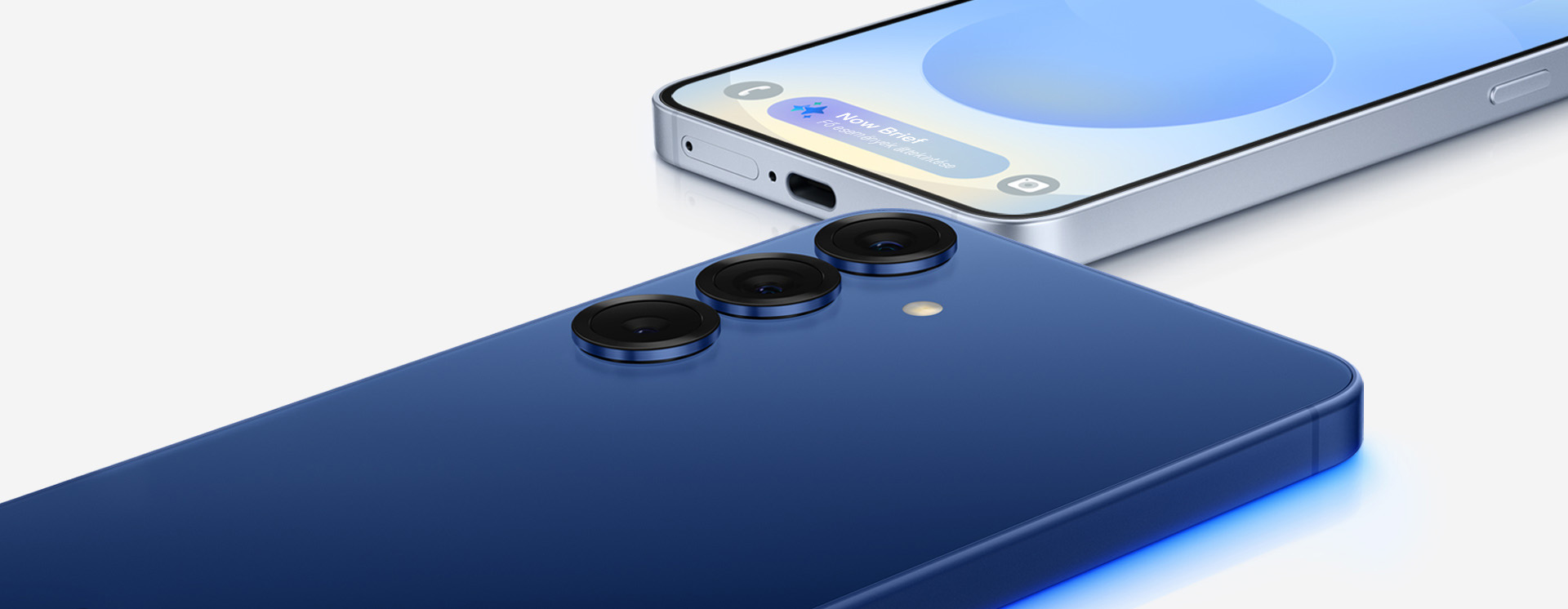 Galaxy S25 és S25+ készülékek láthatók egymás felett, kissé megdöntve. Samsung. Galaxy AI.