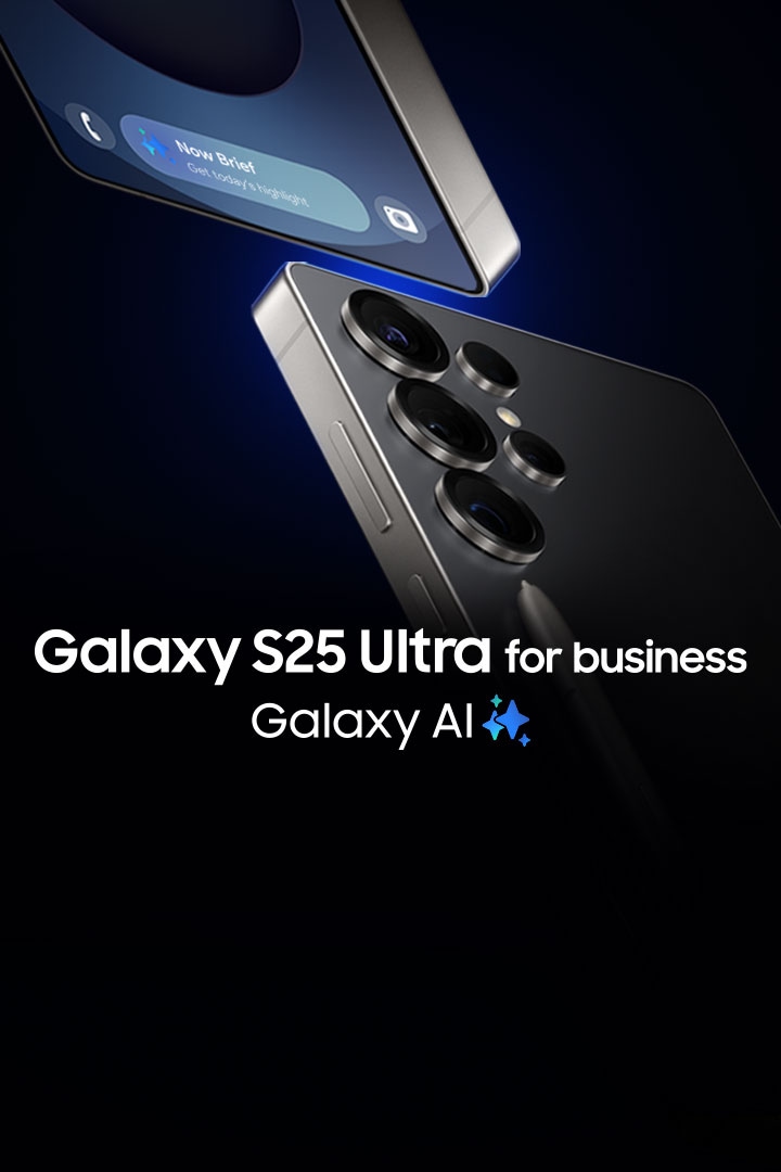 'Divas Galaxy S25 Ultra ierīces titāna sudraba zilā krāsā un titāna melnā krāsā gandrīz saskaras stūros – viena redzama no aizmugures, otra no priekšpuses. Priekšpusē esošajā Galaxy S25 Ultra tiek attēlots Now Brief paziņojums Now Bar ar tekstu: “Saņem šodienas jaunumus”. Uz aizmugurē esošā Galaxy S25 Ultra atrodas S Pen, kas balstās uz aizmuguri. Galaxy S25 Ultra biznesam. Galaxy AI.