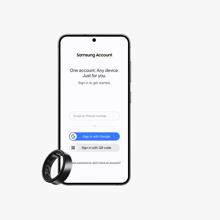 Samsung Galaxy-smarttelefon kan ses med påloggingsside for Samsung-konto på skjermen. På venstre side av smarttelefonen finnes en Galaxy Ring, litt vinklet.