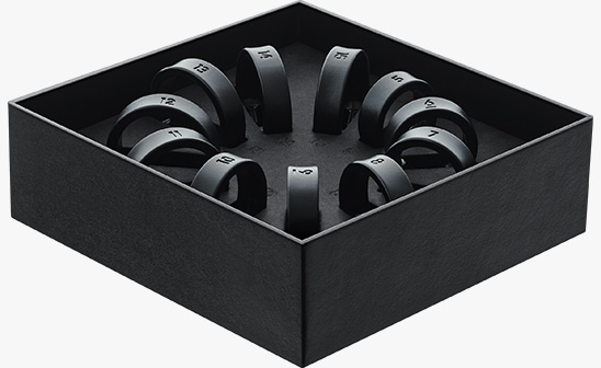 Galaxy Ring Sizing Kit er åbnet, og der ses 9 prøveringe. Ved siden af den åbne kasse er der en handlingsknap, der linker til YouTube-videoen af introduktionsvideoen til størrelsessættet.