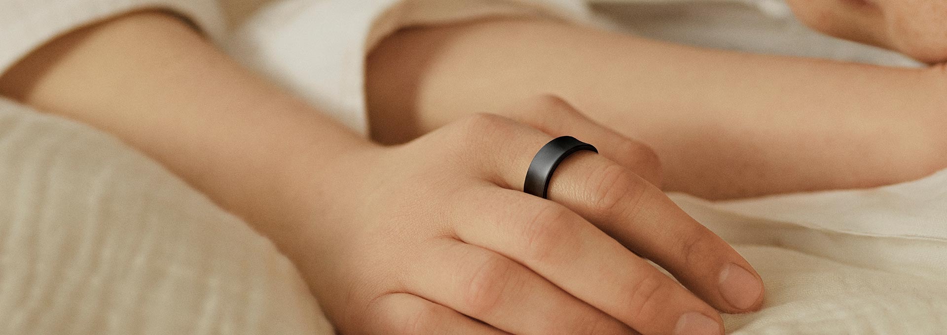 En hånd med Galaxy Ring i sengen er synlig. Nedenfor vises brukergrensesnitt med søvnpoeng, søvnstadier, hjertefrekvens og snorkefunksjoner.