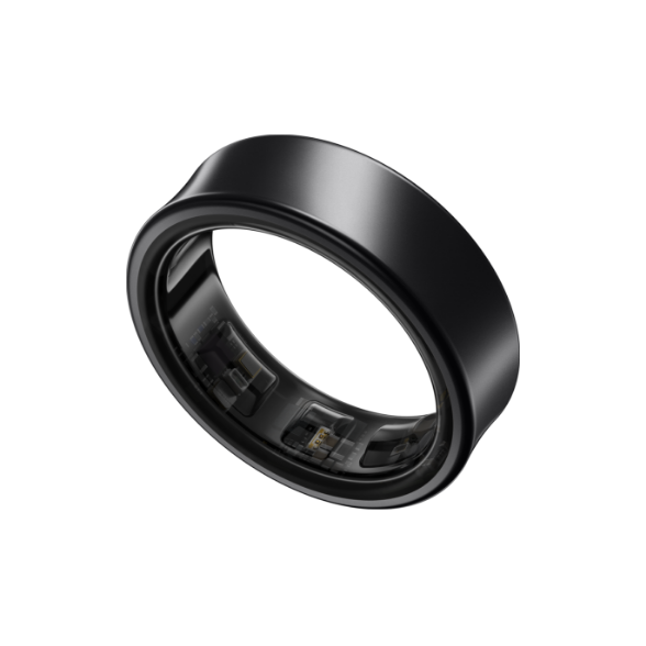 Te zien is een iets gekantelde Titanium Black Galaxy Ring. Te zien is een gesloten oplaadcase met een Titanium Black Galaxy Ring erin.